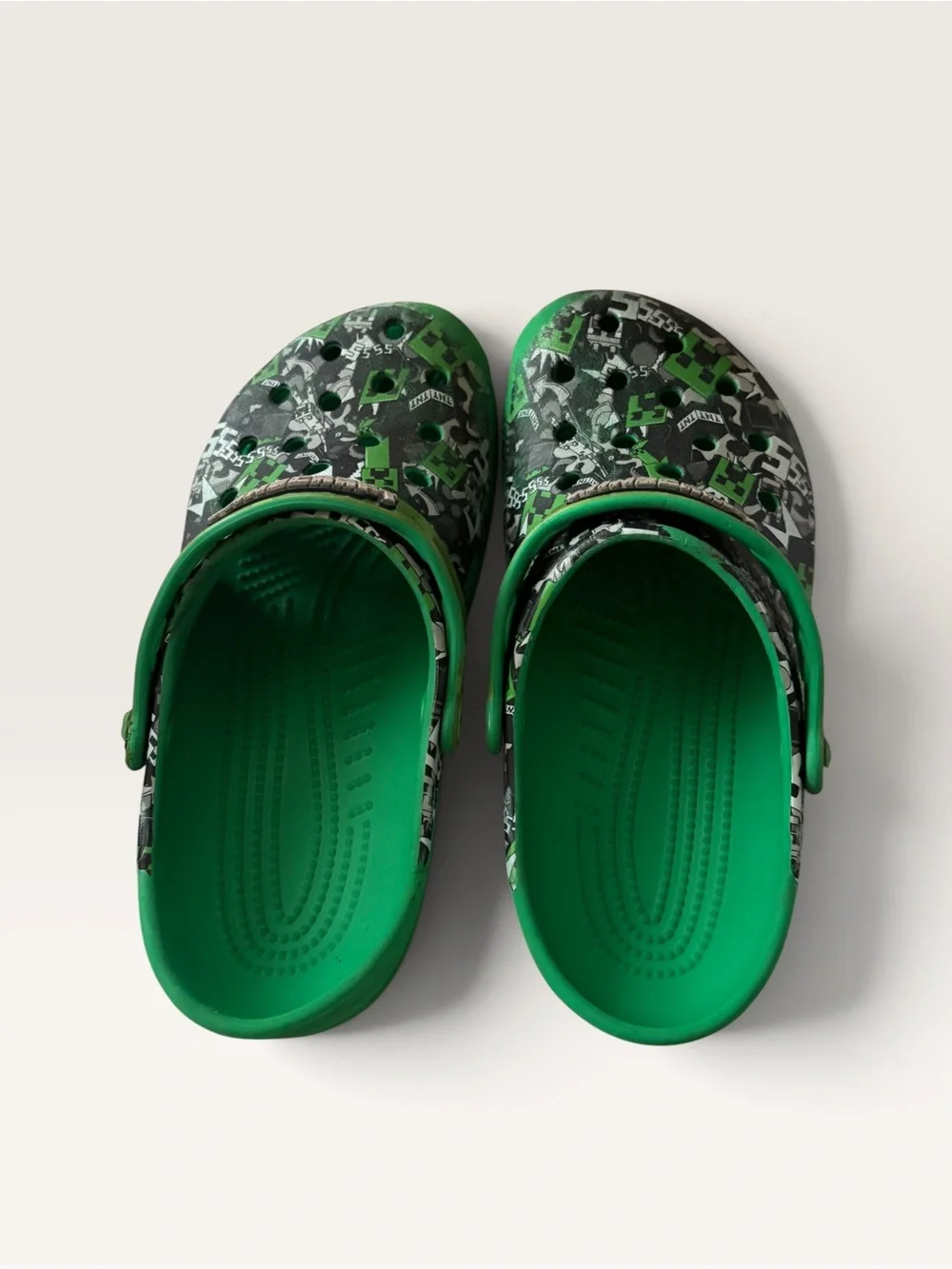 Crocs Minecraft Classic Clogs Green Black Kids J5 Gamer Video Game Shoes